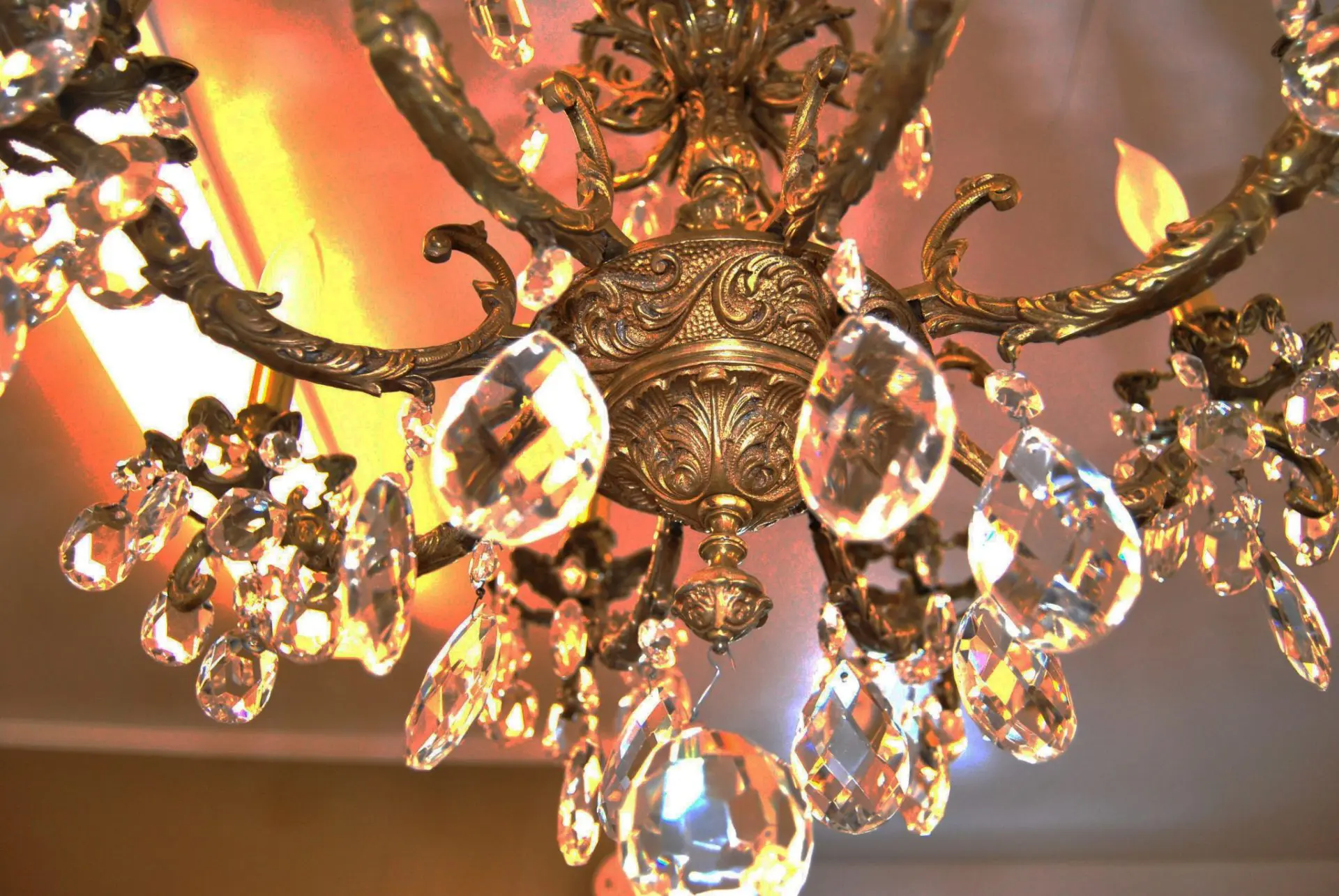 0f5d8bab-7115-4ce4-8d88-3972d3da722e_chandeller.webp