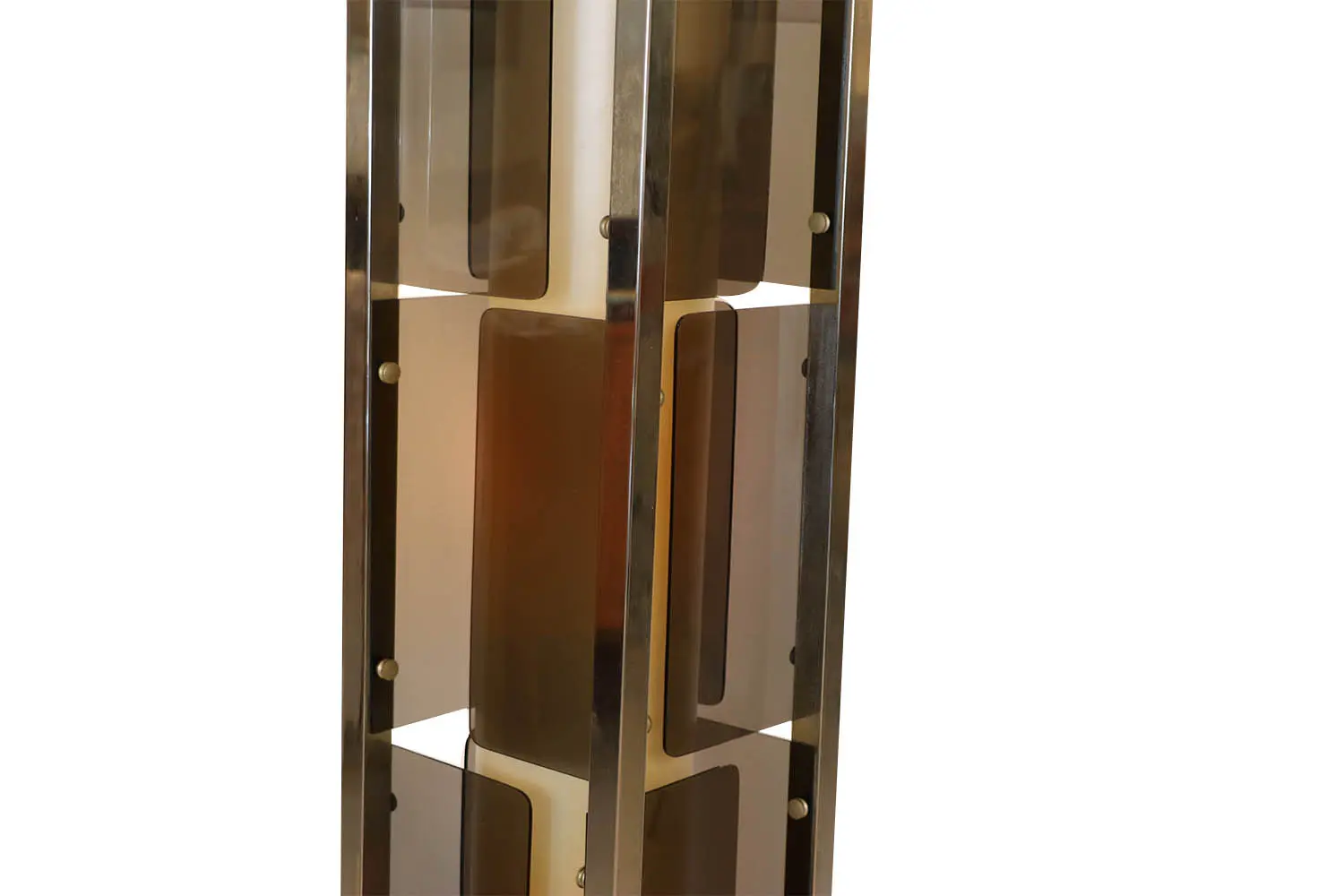0679df93-aaf1-4563-9566-0e07f44c00ea_Mid-Century-Lucite-Paneled-Rectangular-Floor-Lamp-3.webp