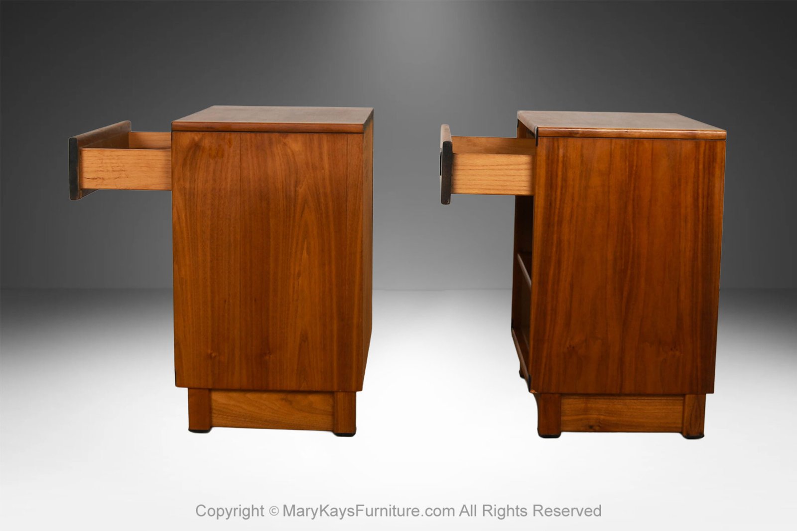 Mid-Century-pair-of-nightstands-side-tables-Drexel-Modulus-collection-4.jpg